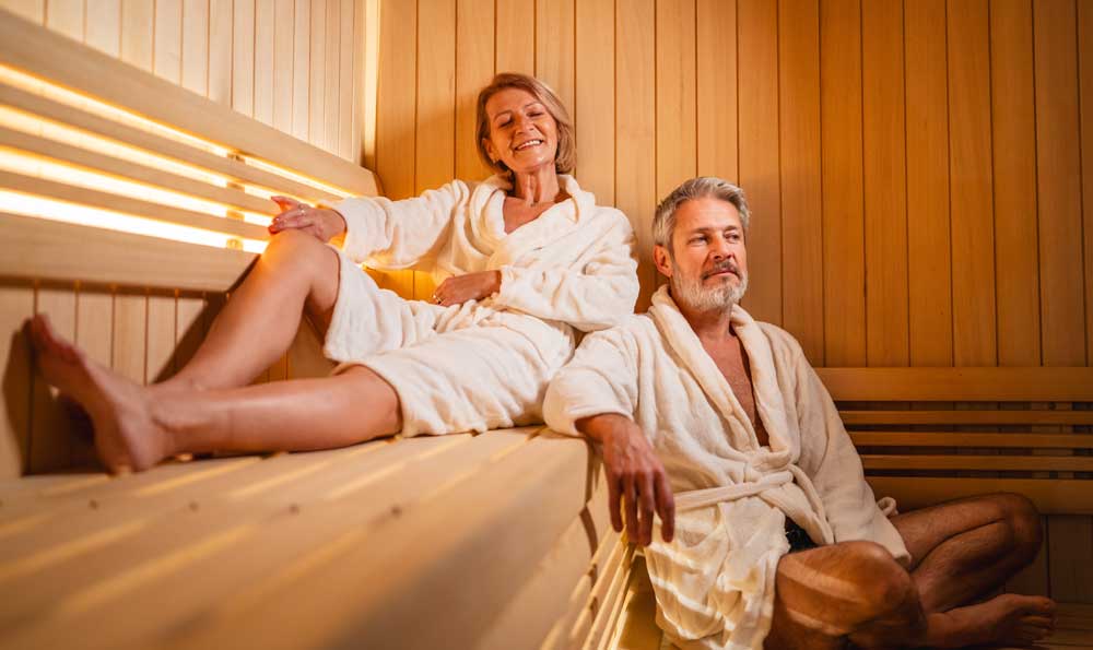 Älteres Paar in Sauna
